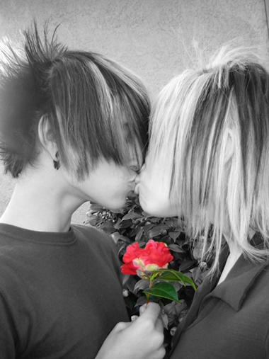 http://emo-life.my1.ru/emo-kissing.jpg